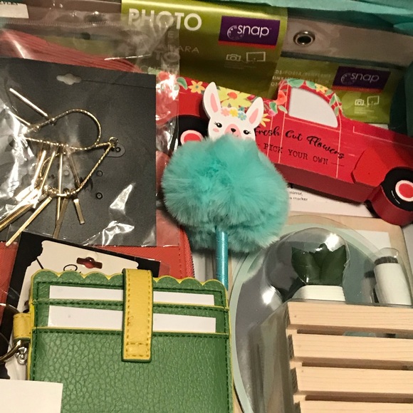 Large Flat Rate Box 26 New Items For the Ladies - Picture 2 of 16